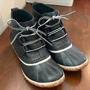 SOREL OUT N ABOUT Leather Waterproof Boot Black/White Women’s Size 9.5, Fits 8.5